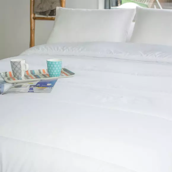 Eminza Couette (260 X 240 Cm) Respirante Et Légère Blanche