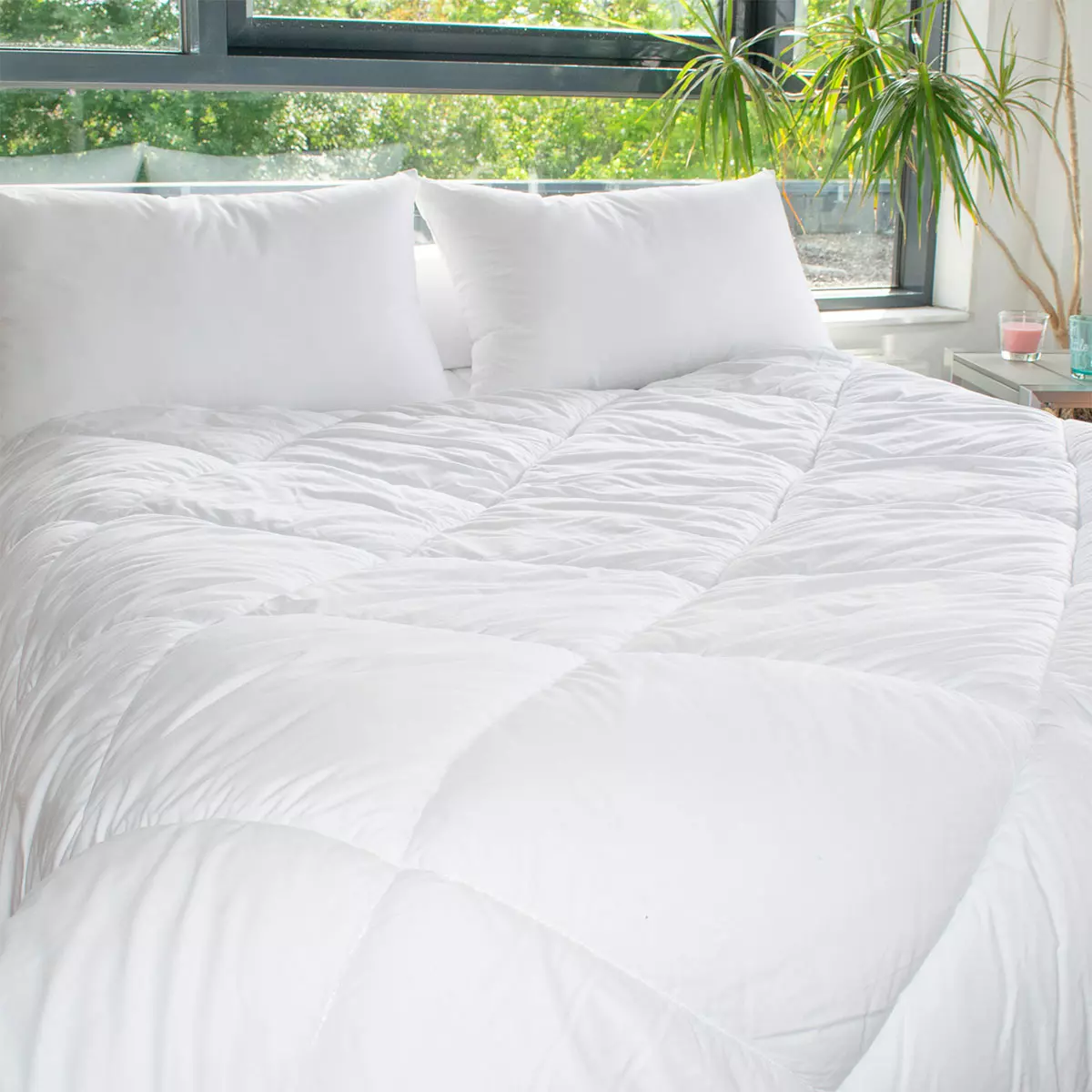 eminza Couette Chaude (260 x 240 cm) Microfibre Lavable à 95°C Blanche
