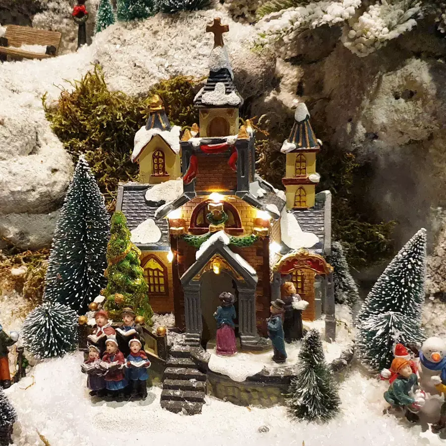 Eminza Église Illuminée à Piles Chorale