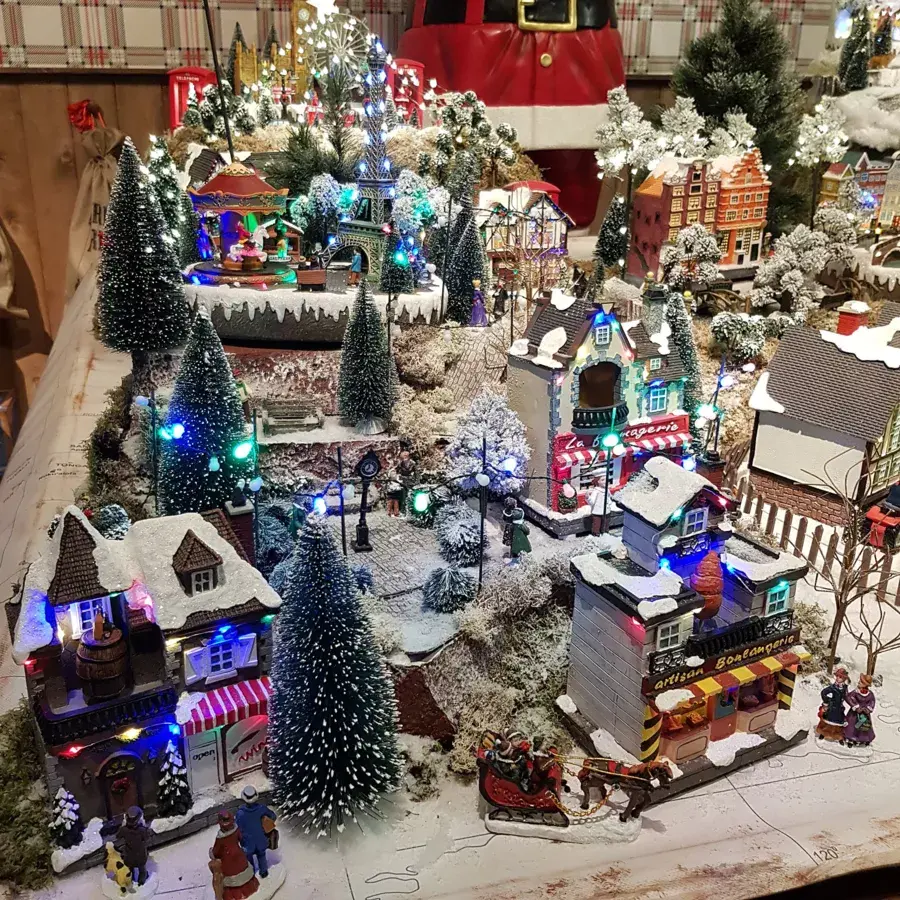 Eminza Scène De Vie Illuminée Et Musicale Paris