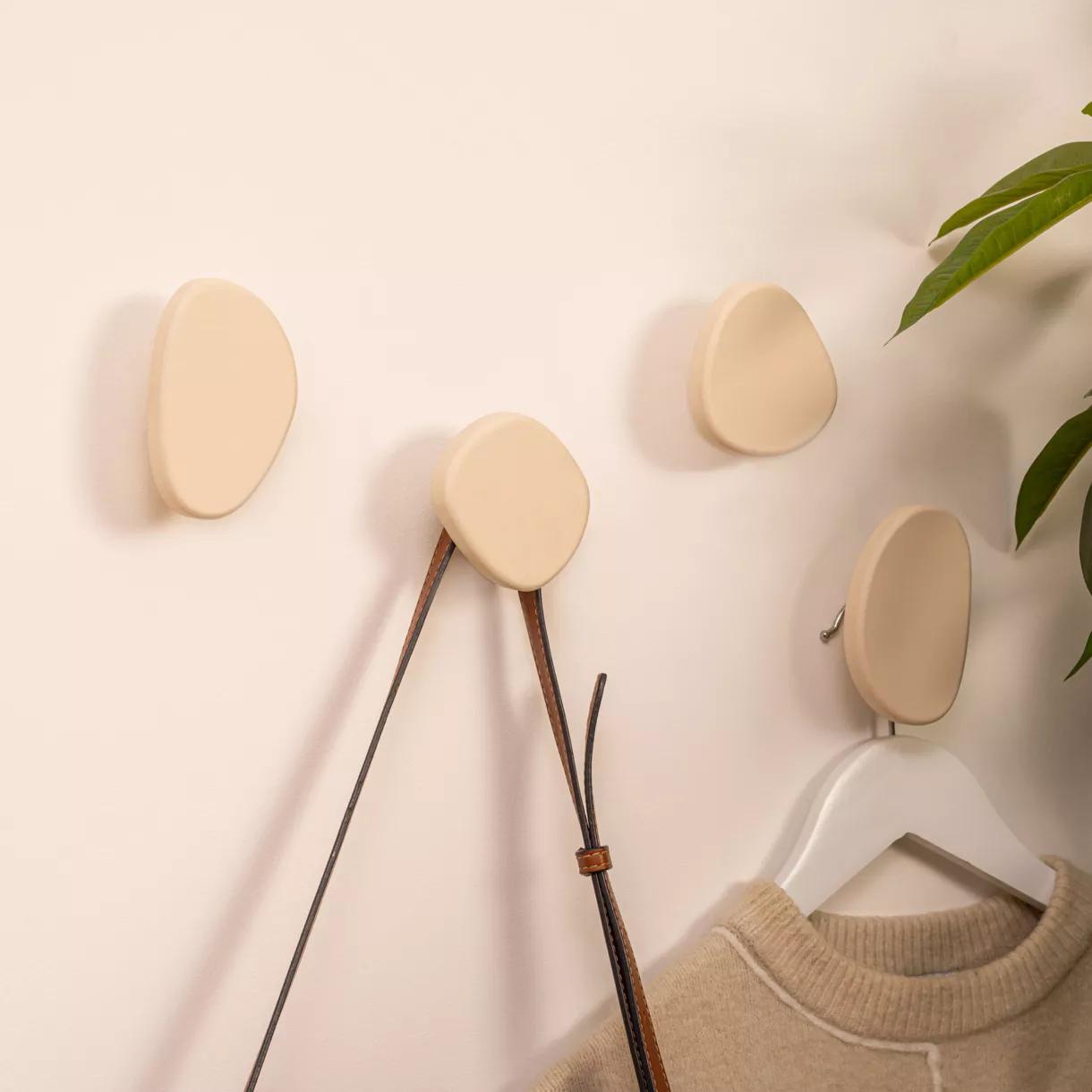 eminza Lot de 4 patères murales bois (H10 cm) Karen Ivoire
