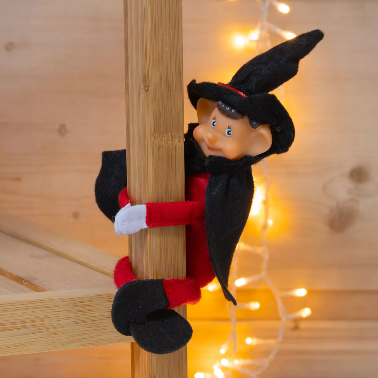 eminza Lutin farceur (H25 cm) Adrien magicien les mains scratchées