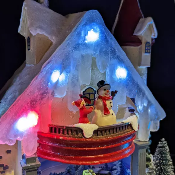 Eminza Maison Du Bonhomme De Neige Enneigée Et Illuminée à Piles