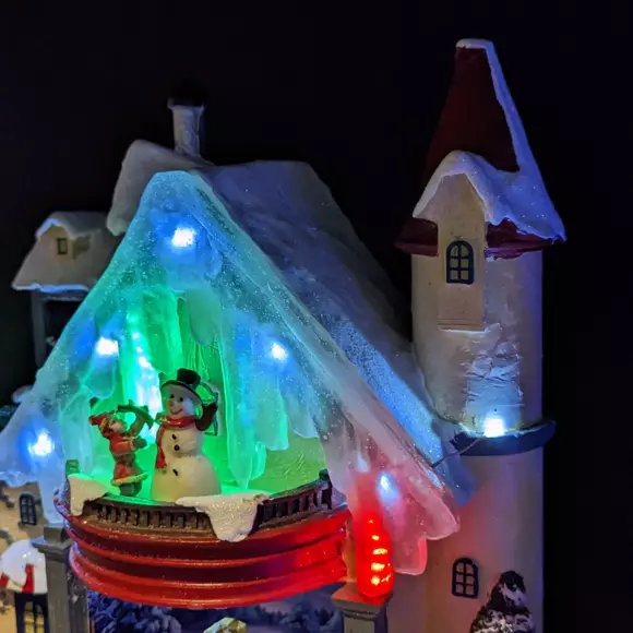 Eminza Maison Du Bonhomme De Neige Enneigée Et Illuminée à Piles