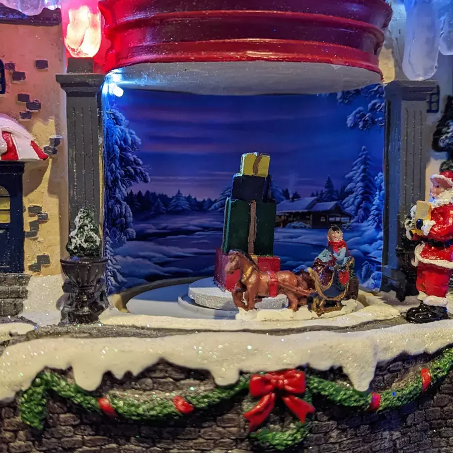 Eminza Maison Du Bonhomme De Neige Enneigée Et Illuminée à Piles