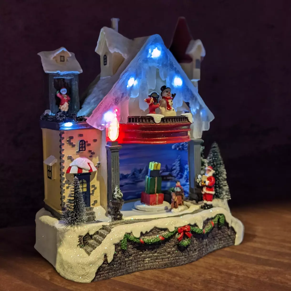 eminza Maison du bonhomme de neige enneigée et illuminée à piles