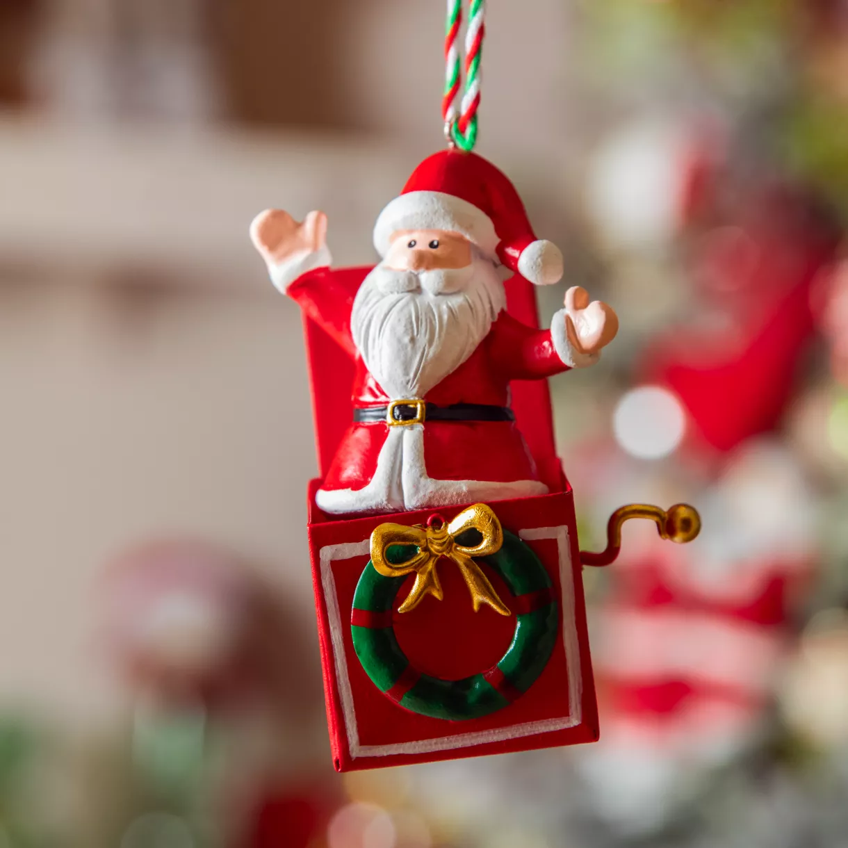 eminza Père Noël à suspendre (H9 cm) Boite à musique Rouge