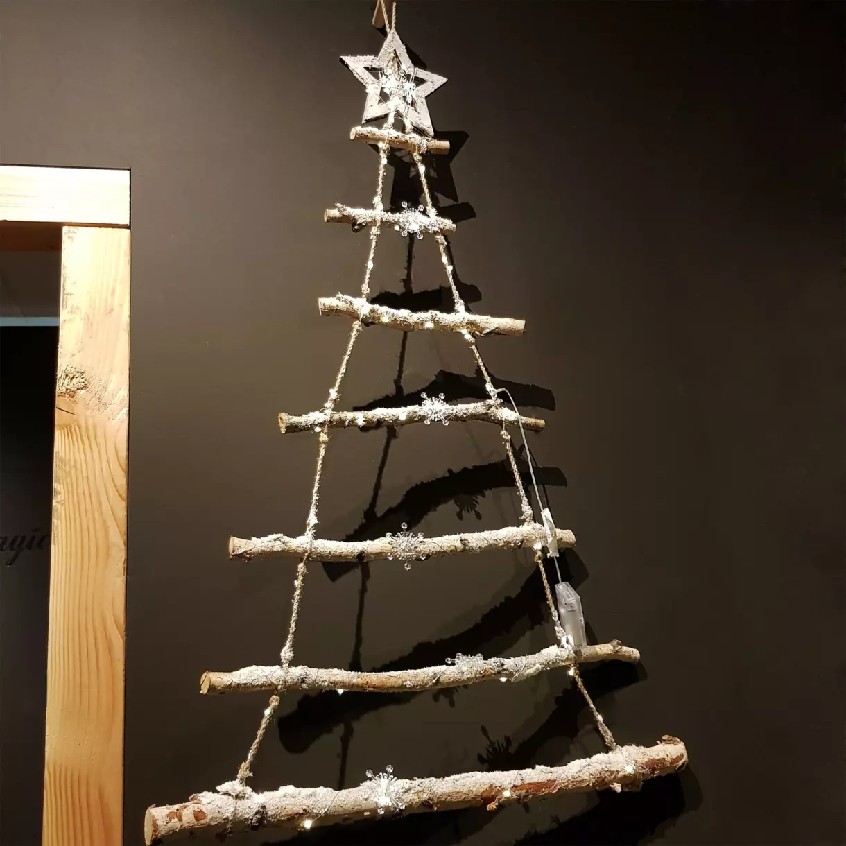 eminza Sapin lumineux à suspendre à piles (H90 cm) Star givré Blanc chaud
