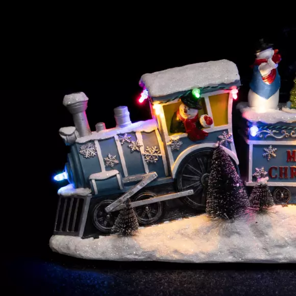Eminza Scène De Vie Illuminée Et Musicale à Piles Voyage En Train