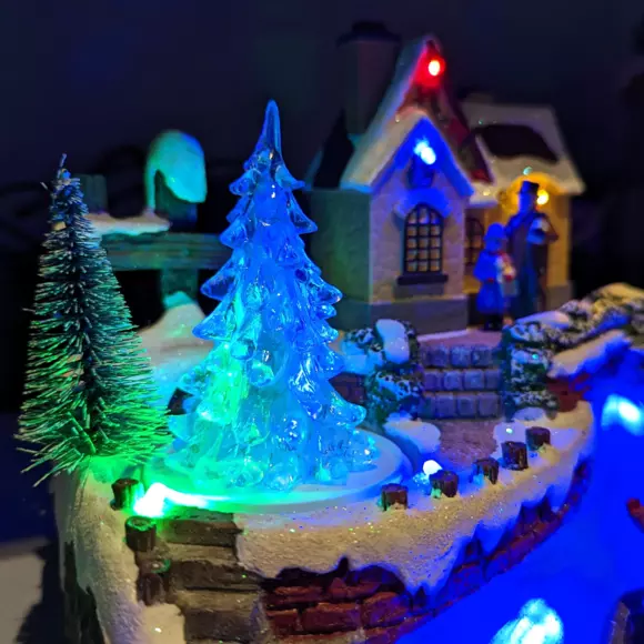 Eminza Village De Noël Lumineux à Piles Soirée D'hiver
