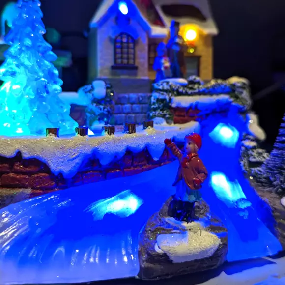 Eminza Village De Noël Lumineux à Piles Soirée D'hiver