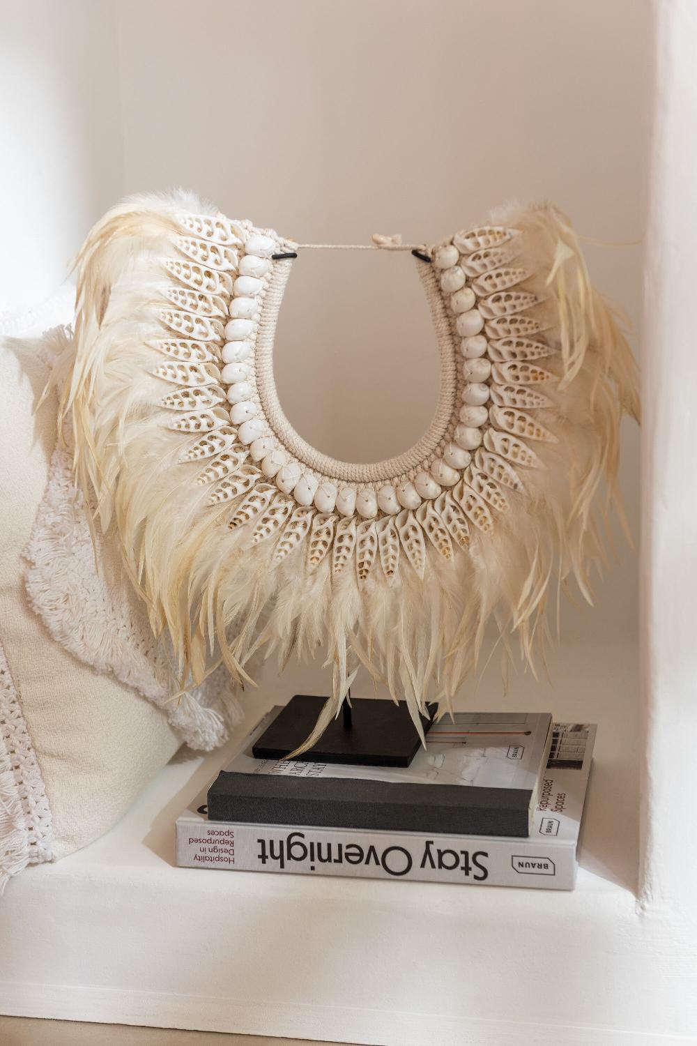 Emob Ketting+staander Dora Schelpen/veren Wit Small