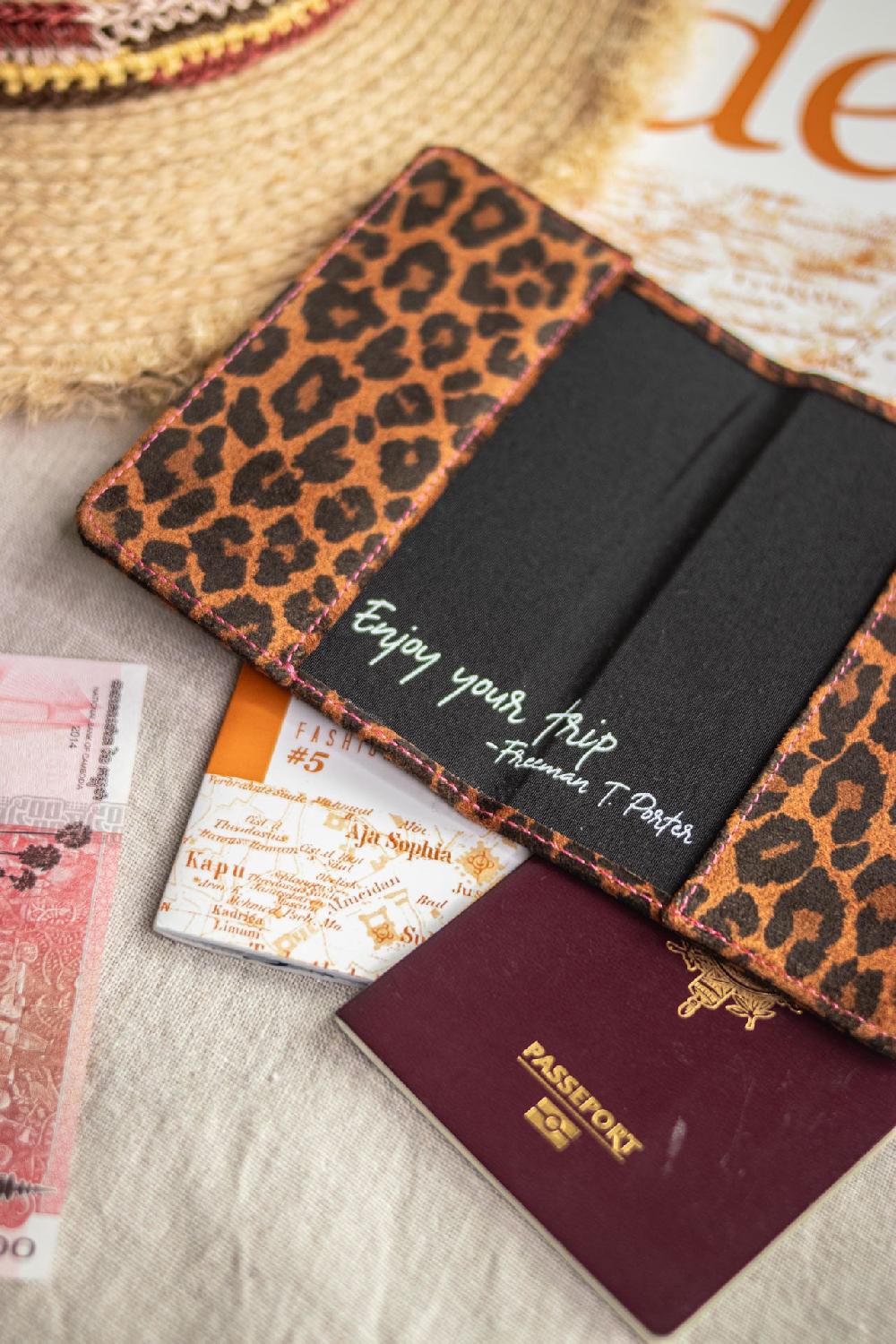 Freeman T. Porter Krishna Leo Etui Passeport Léopard Femme Camel