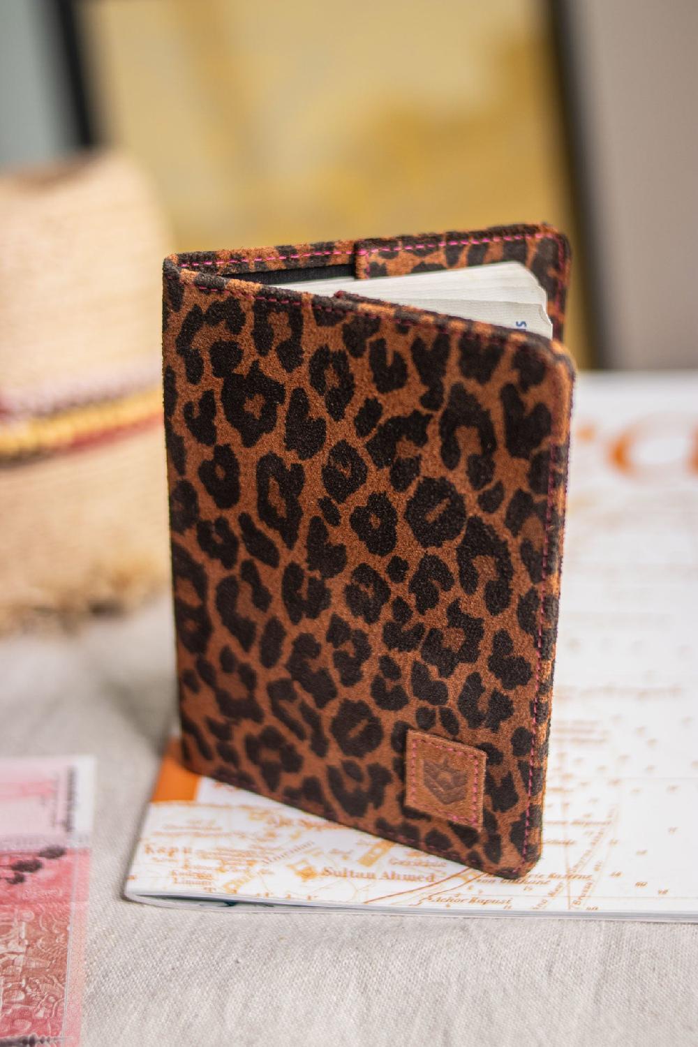 Freeman T. Porter Krishna Leo Etui Passeport Léopard Femme Camel