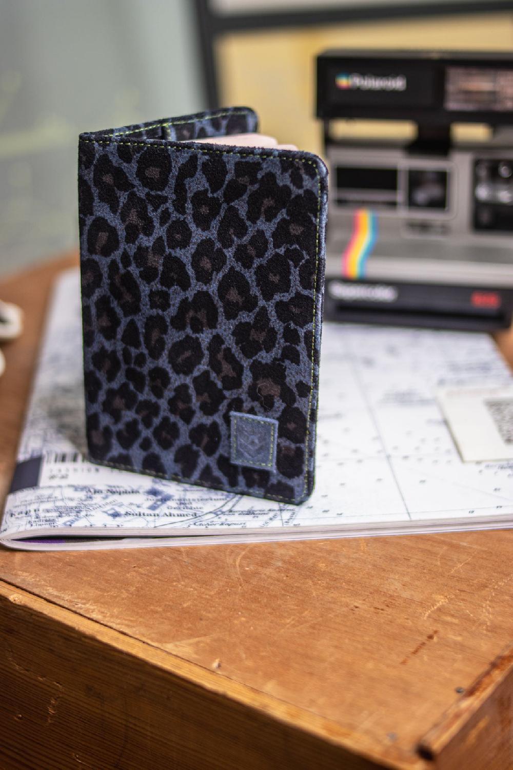 Freeman T. Porter Krishna Leo Etui Passeport Léopard Femme Cobalt