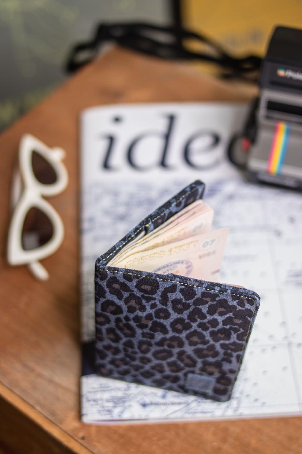 Freeman T. Porter Krishna Leo Etui Passeport Léopard Femme Cobalt