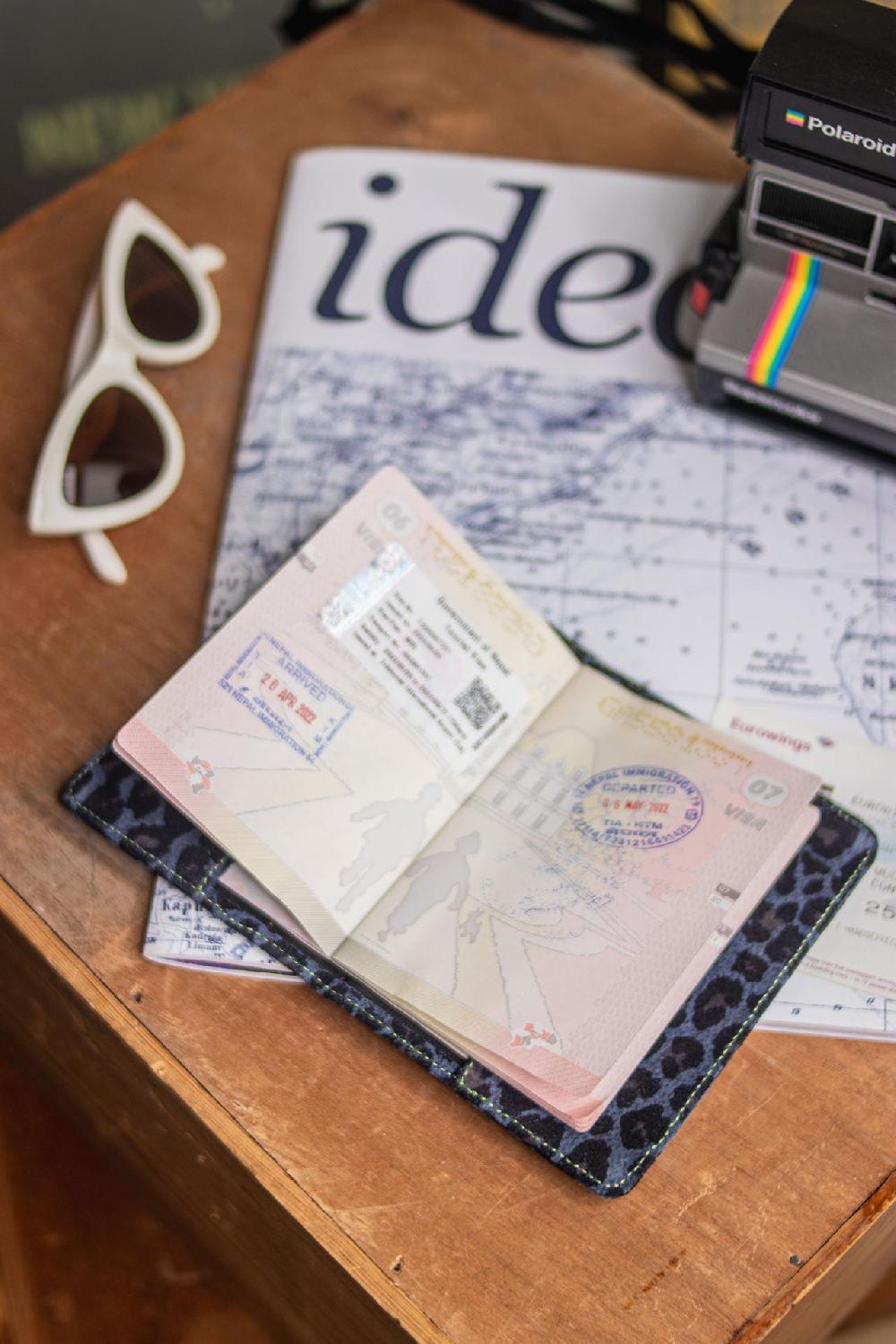 Freeman T. Porter Krishna Leo Etui Passeport Léopard Femme Cobalt