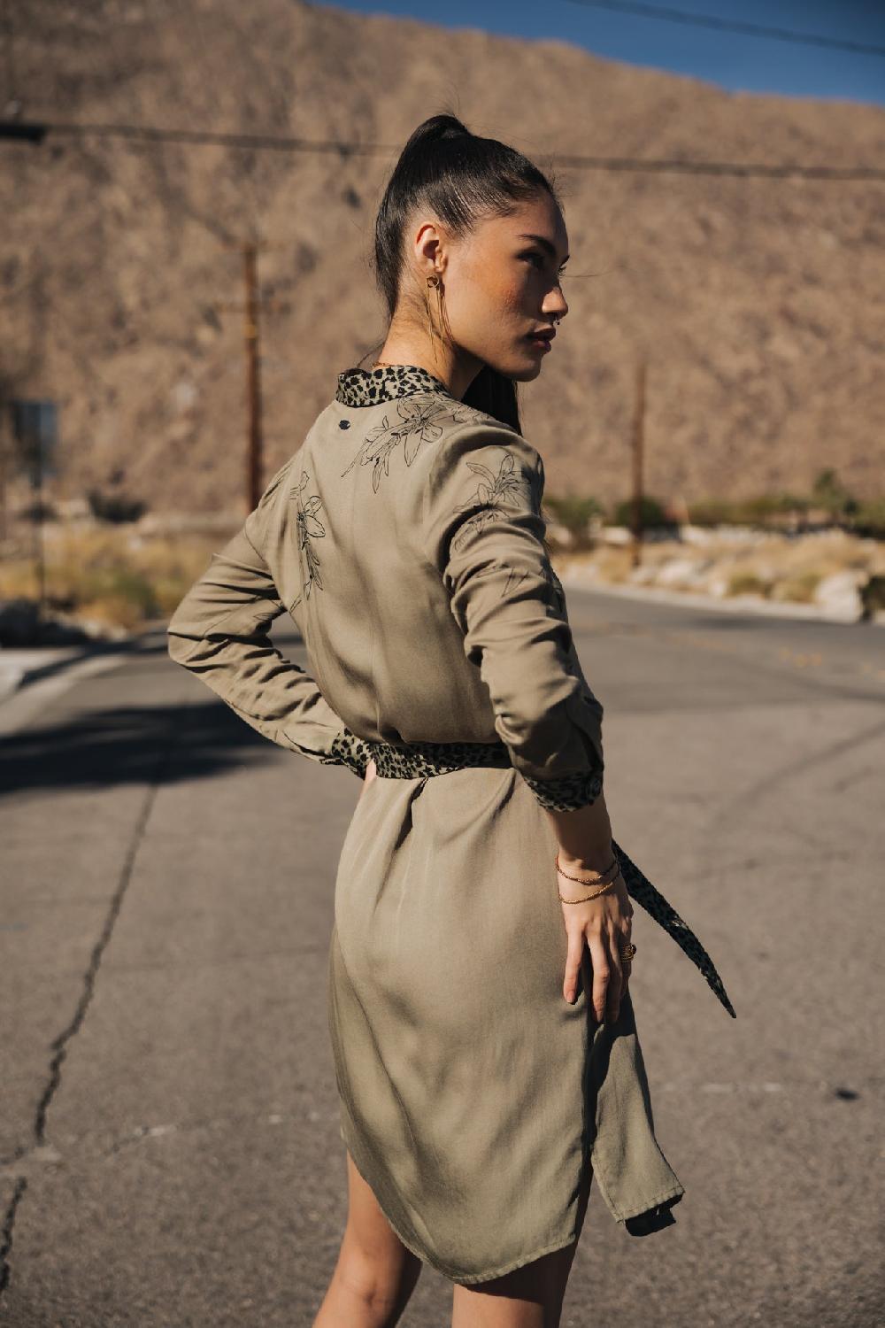 Freeman T. Porter Ravissa Sahara Trip Robe Chemise Détails Léo Femme Deep Lichen Green