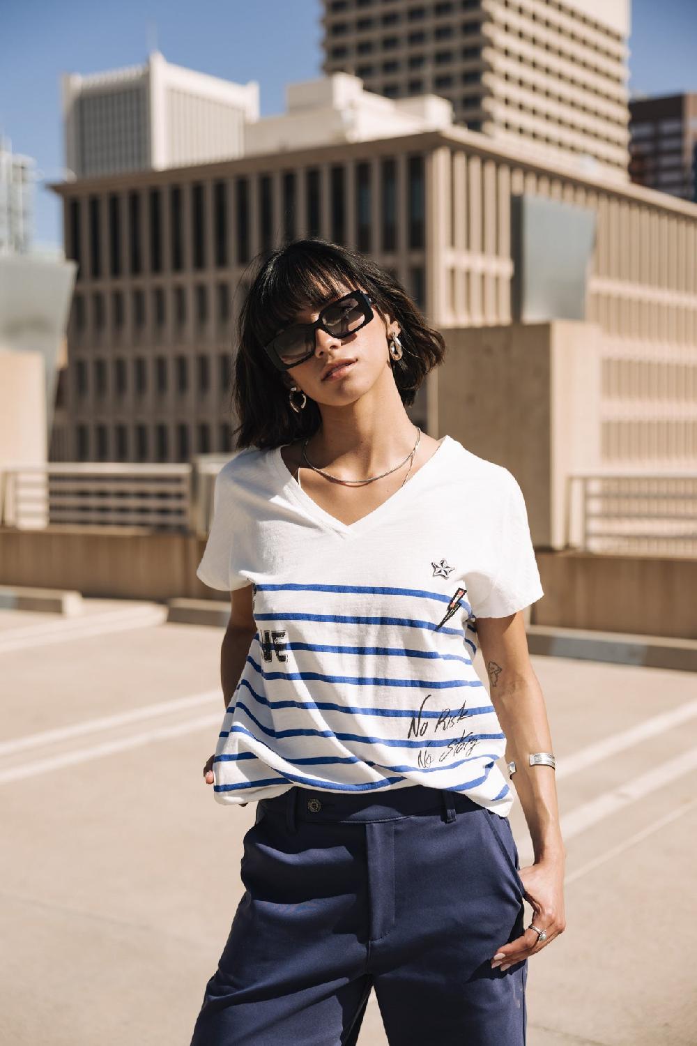 freeman t. porter Tema Stripes Be Alive T-shirt col V à rayures Femme dazzling blue