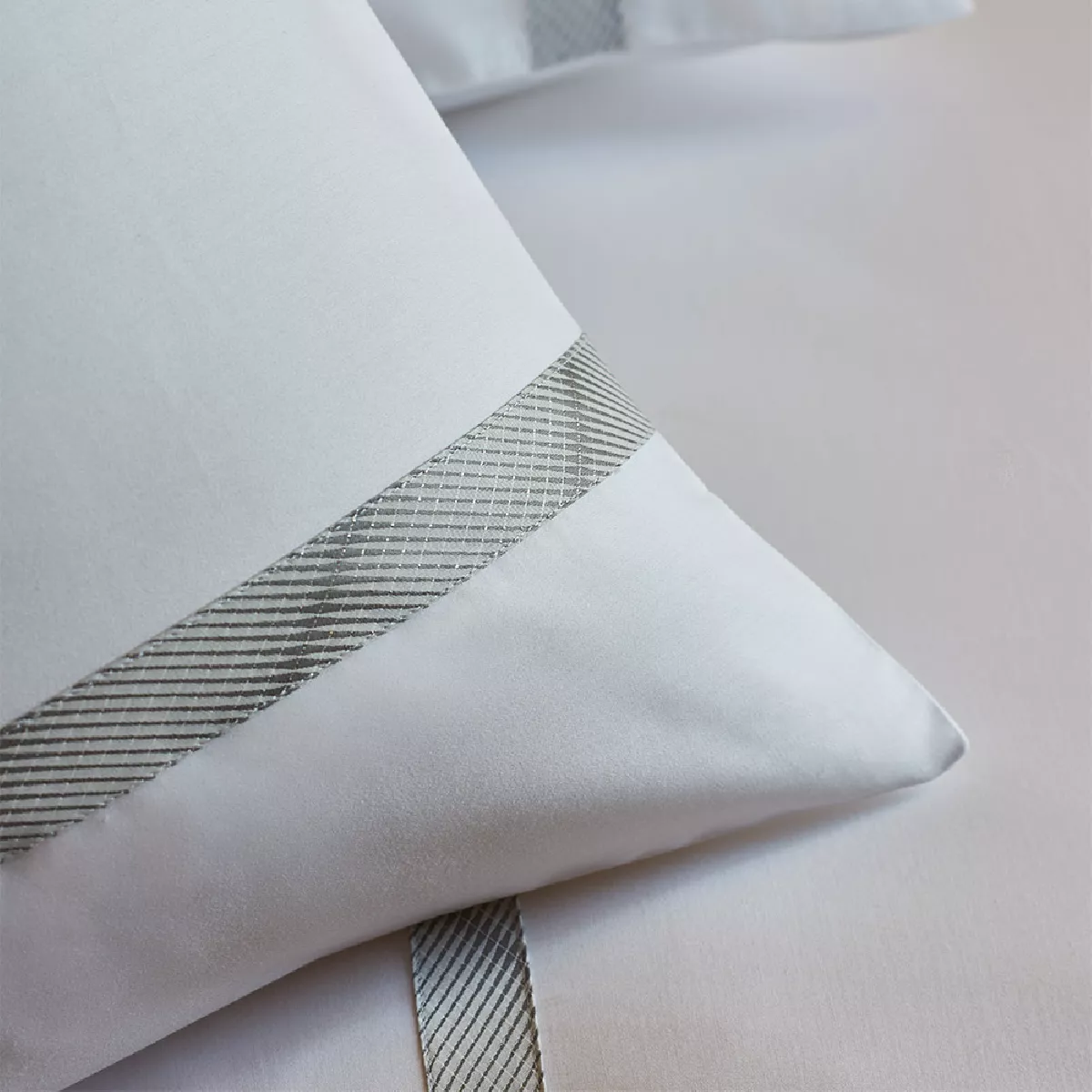 Garnier Thiebaut Housse De Couette Satin De Coton 120 Fils/cm² Coloris Blanc Gris Suite Executive Gris