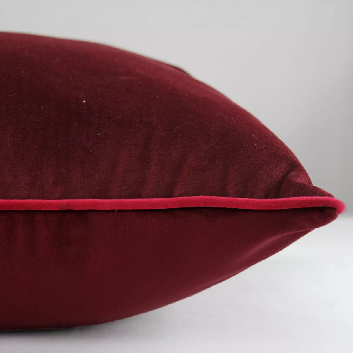 Garnier Thiebaut Housse De Coussin Polyester Antitache Déperlant Coloris Bordeaux Bordeaux-rose Velours Uni Bordeaux-rose