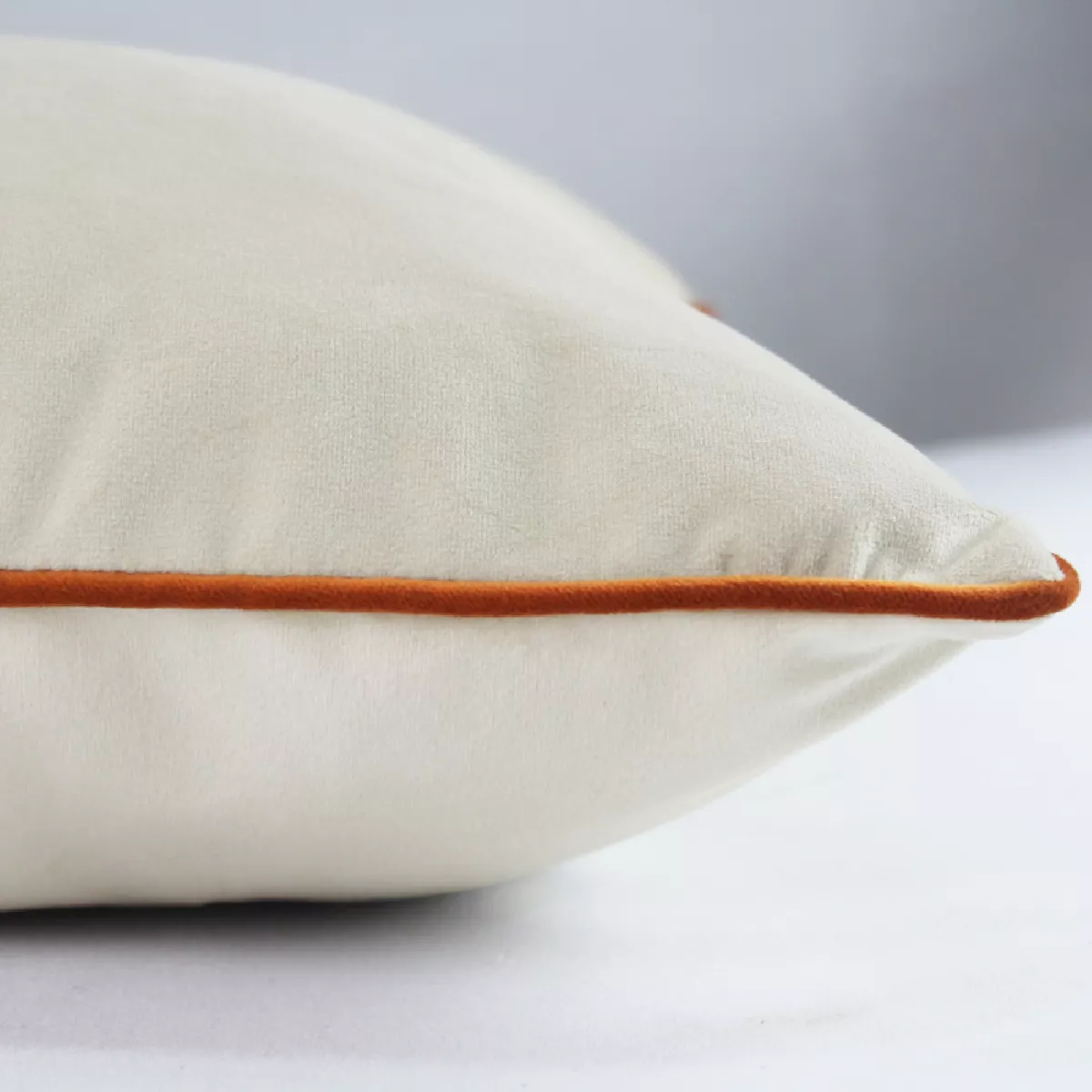 Garnier Thiebaut Housse De Coussin Polyester Antitache Déperlant Coloris Beige Beige-curry Velours Uni Beige-curry