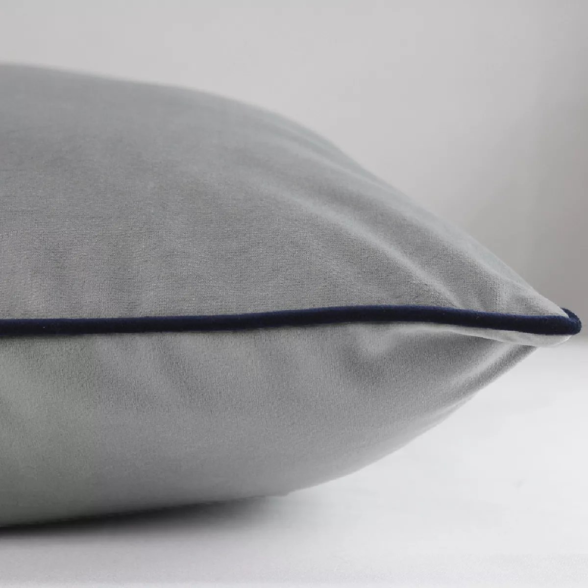 Garnier Thiebaut Housse De Coussin Polyester Antitache Déperlant Coloris Gris Platine-marine Velours Uni Platine-marine