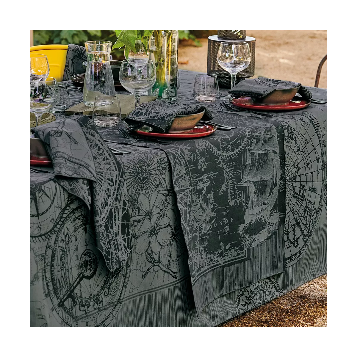 Garnier Thiebaut Linge De Table Pur Coton Antitache Déperlant Anthracite Encre Modèle Rose Des Vents Encre