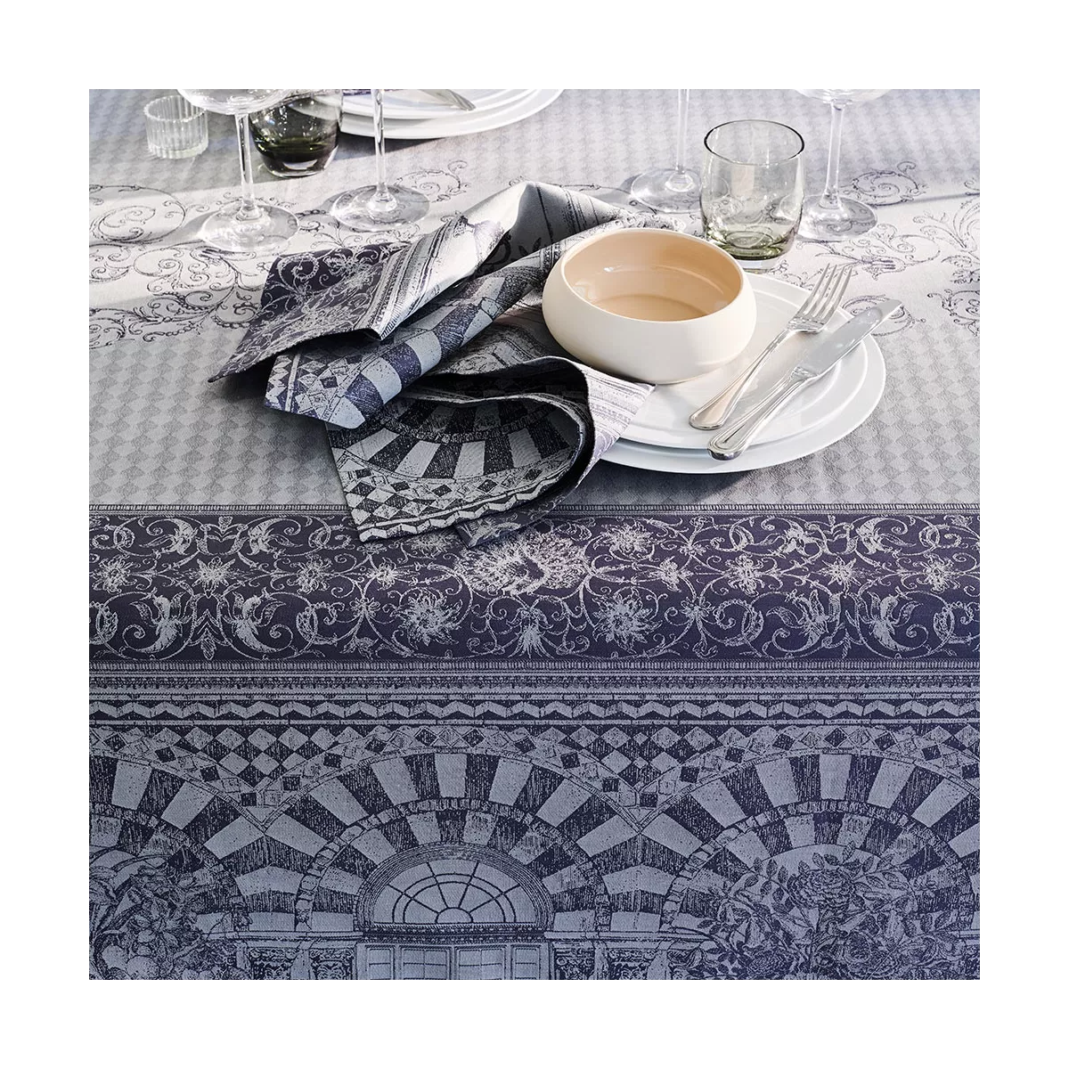 Garnier Thiebaut Linge De Table Pur Coton Antitache Déperlant Gris Cendre Modèle Arcades Cendre