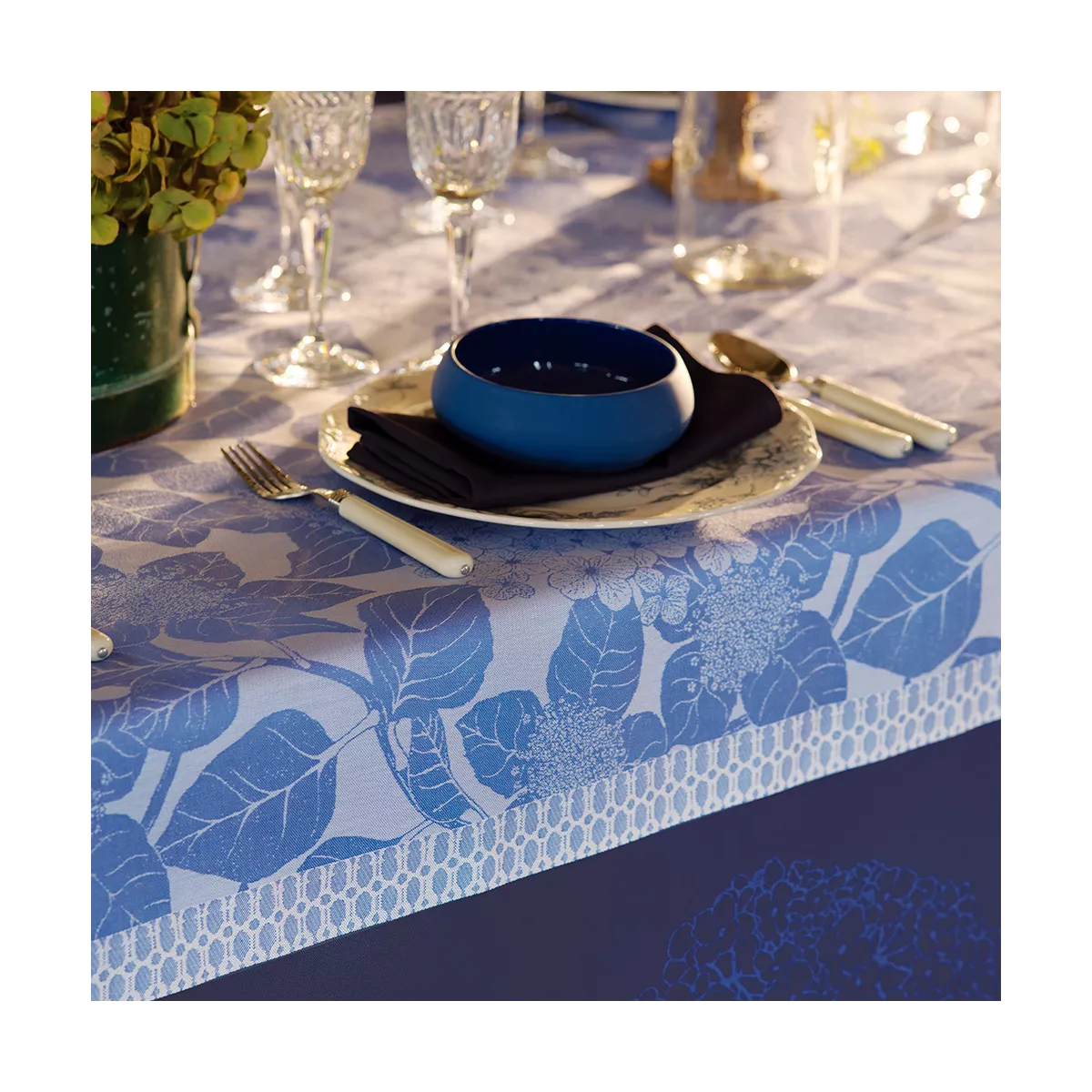 Garnier Thiebaut Linge De Table Pur Coton Bio Pur Coton Bio Bleu Bleu Modèle Hortensias Bleu