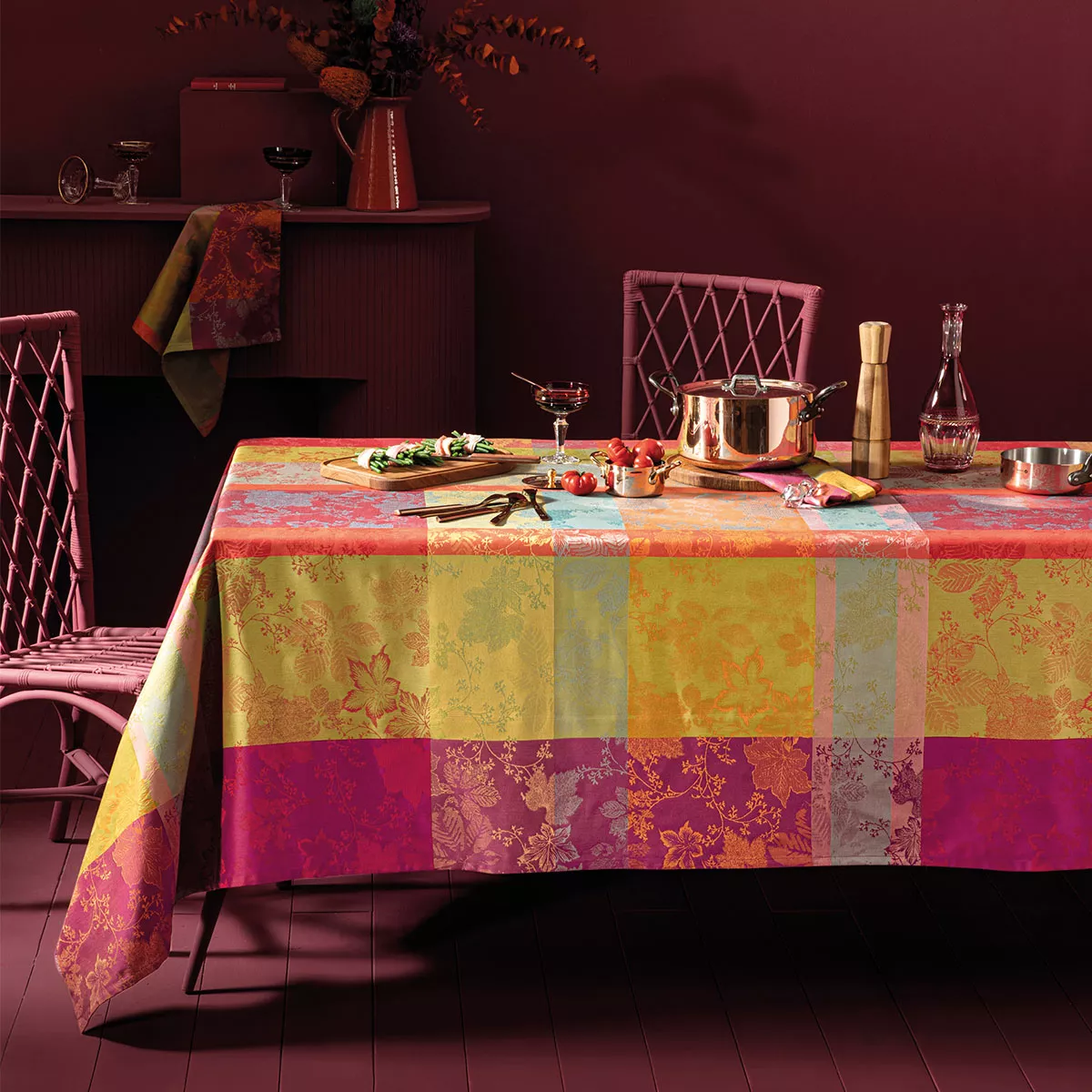 Garnier Thiebaut Linge De Table Pur Coton Enduit Imperméable Bordeaux Automne Modèle Mille Sous Bois Automne