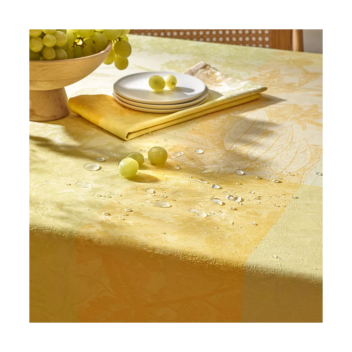 garnier thiebaut Linge de table pur coton enduit imperméable jaune solaire Modèle mille esprit jardin solaire
