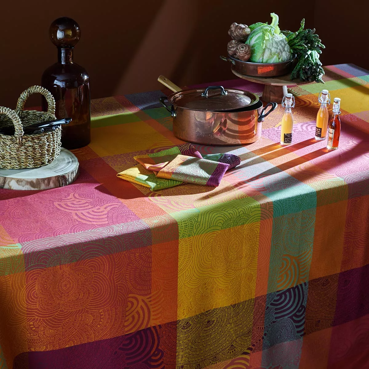 Garnier Thiebaut Linge De Table Pur Coton Enduit Imperméable Multicolore Flamboyant Modèle Mille Rainures Flamboyant