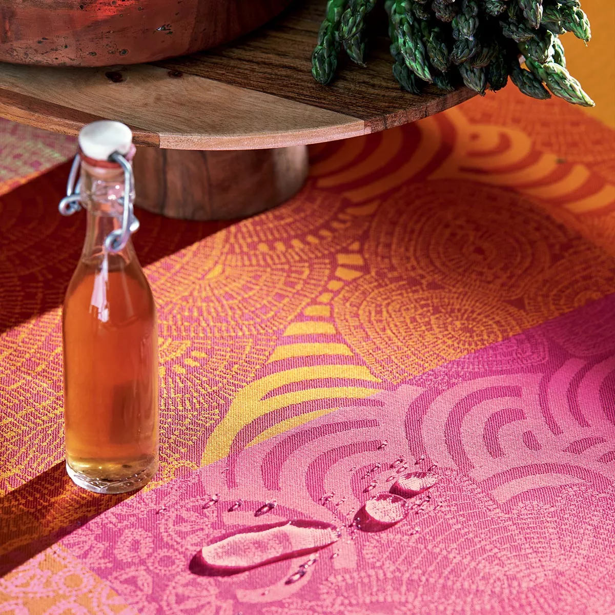 Garnier Thiebaut Linge De Table Pur Coton Enduit Imperméable Multicolore Flamboyant Modèle Mille Rainures Flamboyant