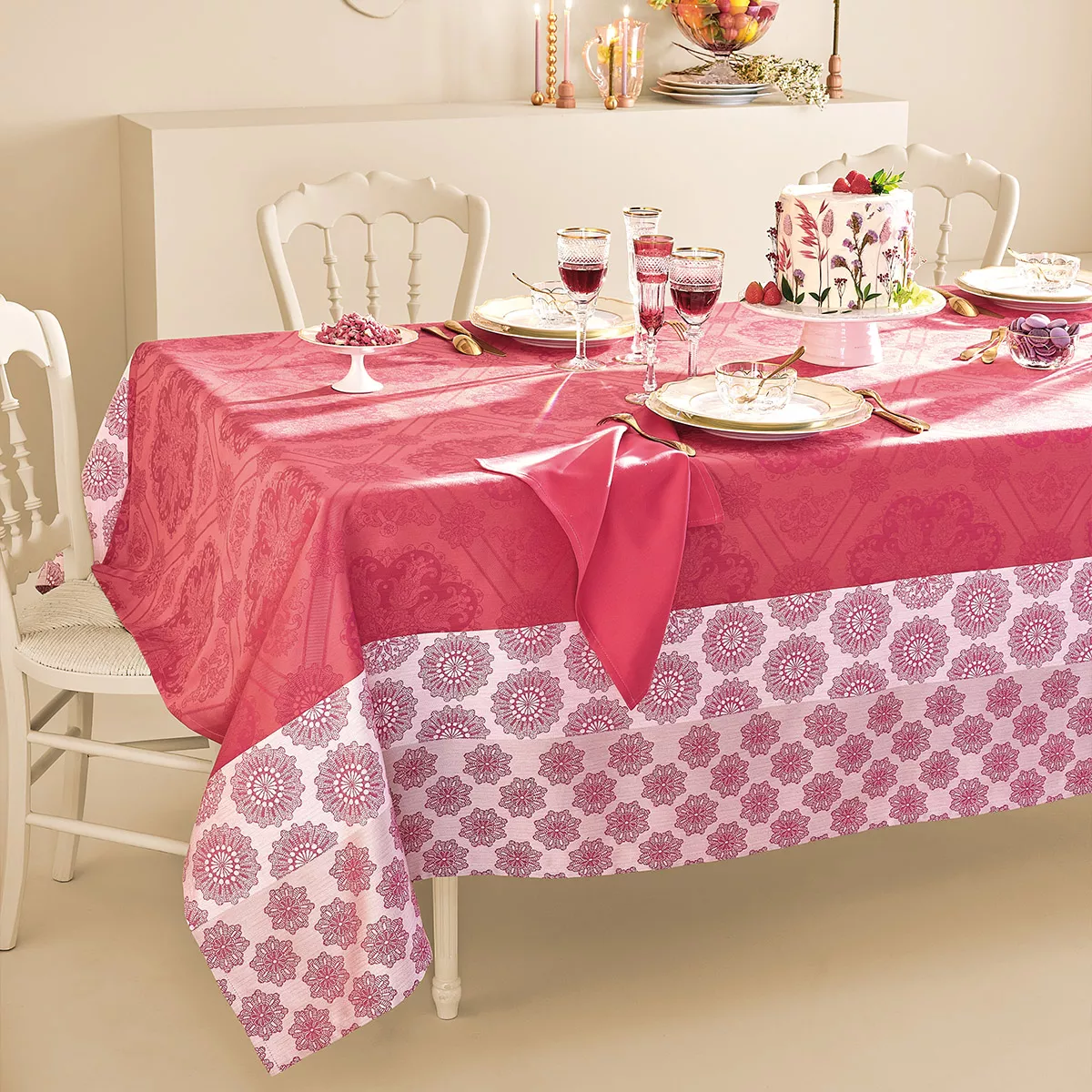 Garnier Thiebaut Linge De Table Pur Coton Enduit Imperméable Rose Framboise Modèle Mille Rosaces Framboise
