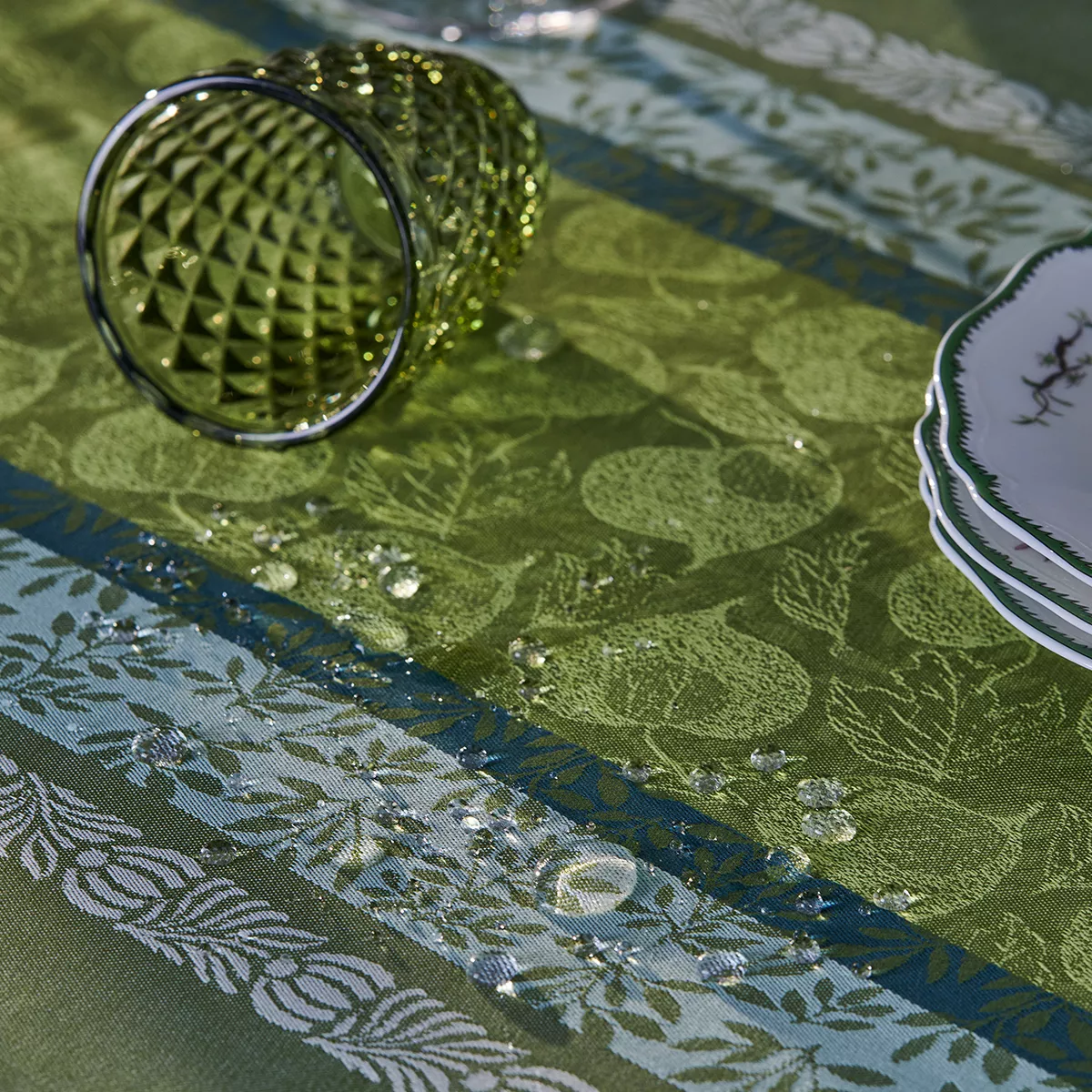 Garnier Thiebaut Linge De Table Pur Coton Enduit Imperméable Vert Mousse Modèle Mille Botanique Mousse