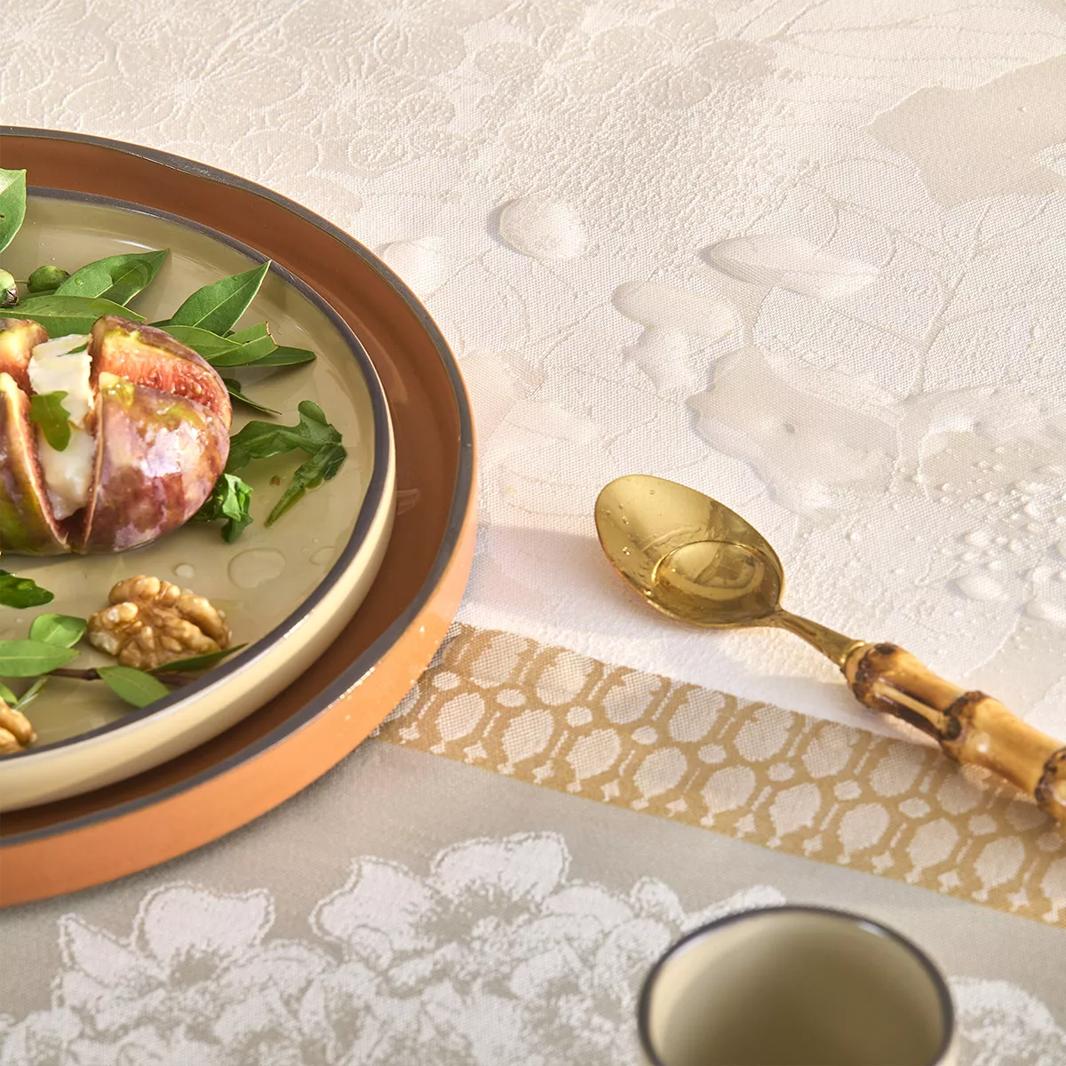 garnier thiebaut Nappe enduite pur coton beige naturel Mille hortensias naturel