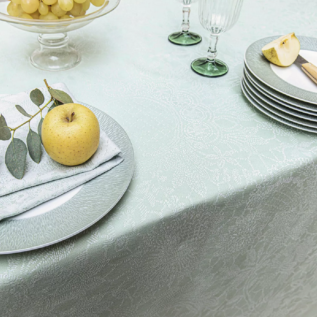 garnier thiebaut Nappe enduite pur coton vert jade Mille guipures jade