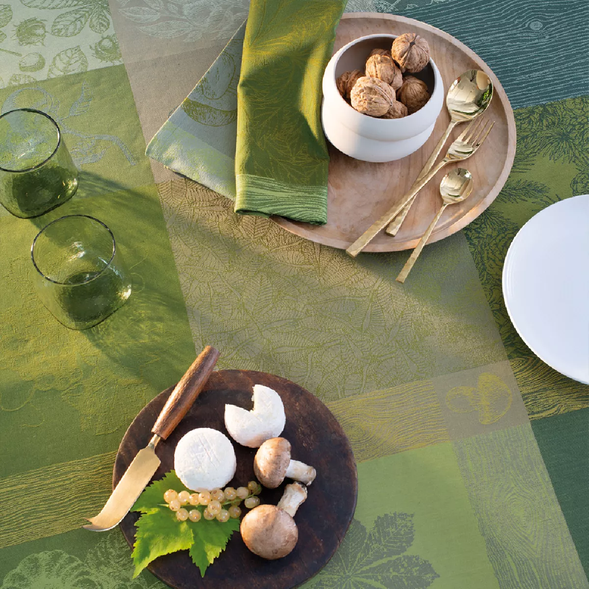 garnier thiebaut Nappe enduite pur coton vert mousse Mille bois d'automne mousse