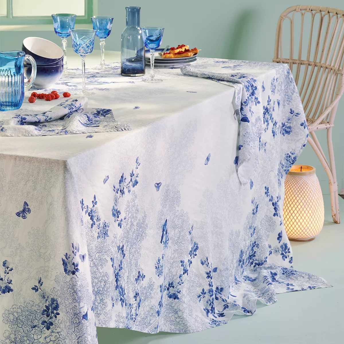 Garnier Thiebaut Nappe Imprimée Métis Lin & Coton Blanc Bleu Voliere Bleu