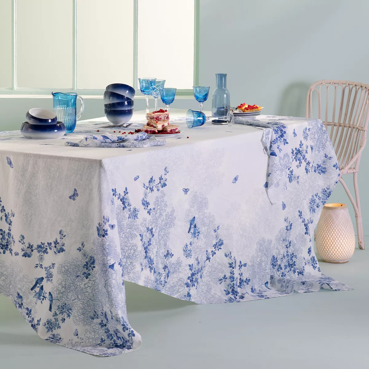 Garnier Thiebaut Nappe Imprimée Métis Lin & Coton Blanc Bleu Voliere Bleu