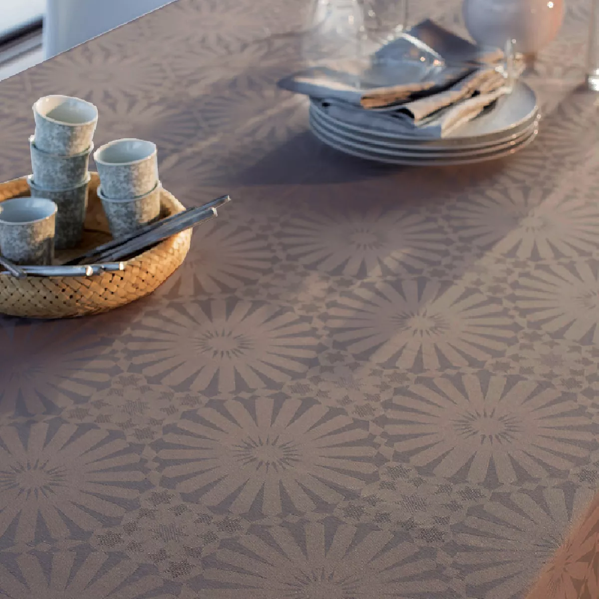 Garnier Thiebaut Nappe Jacquard Polyester Beige Etain Mille Riads Etain