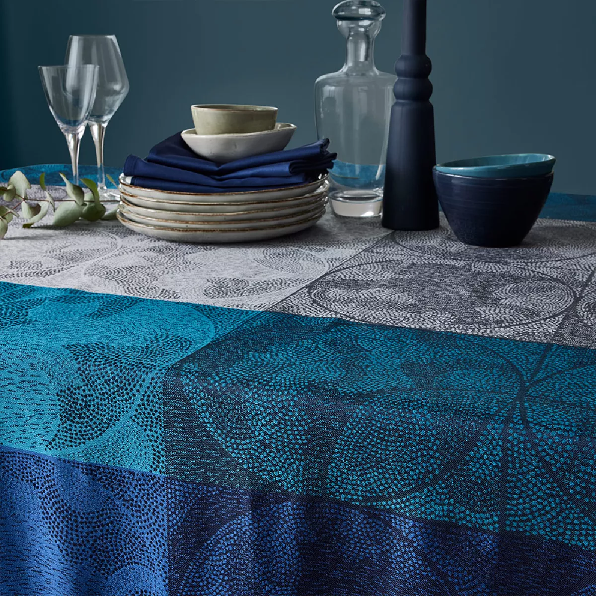 Garnier Thiebaut Nappe Jacquard Pur Coton Bleu Nocturne Mille Spheres Nocturne