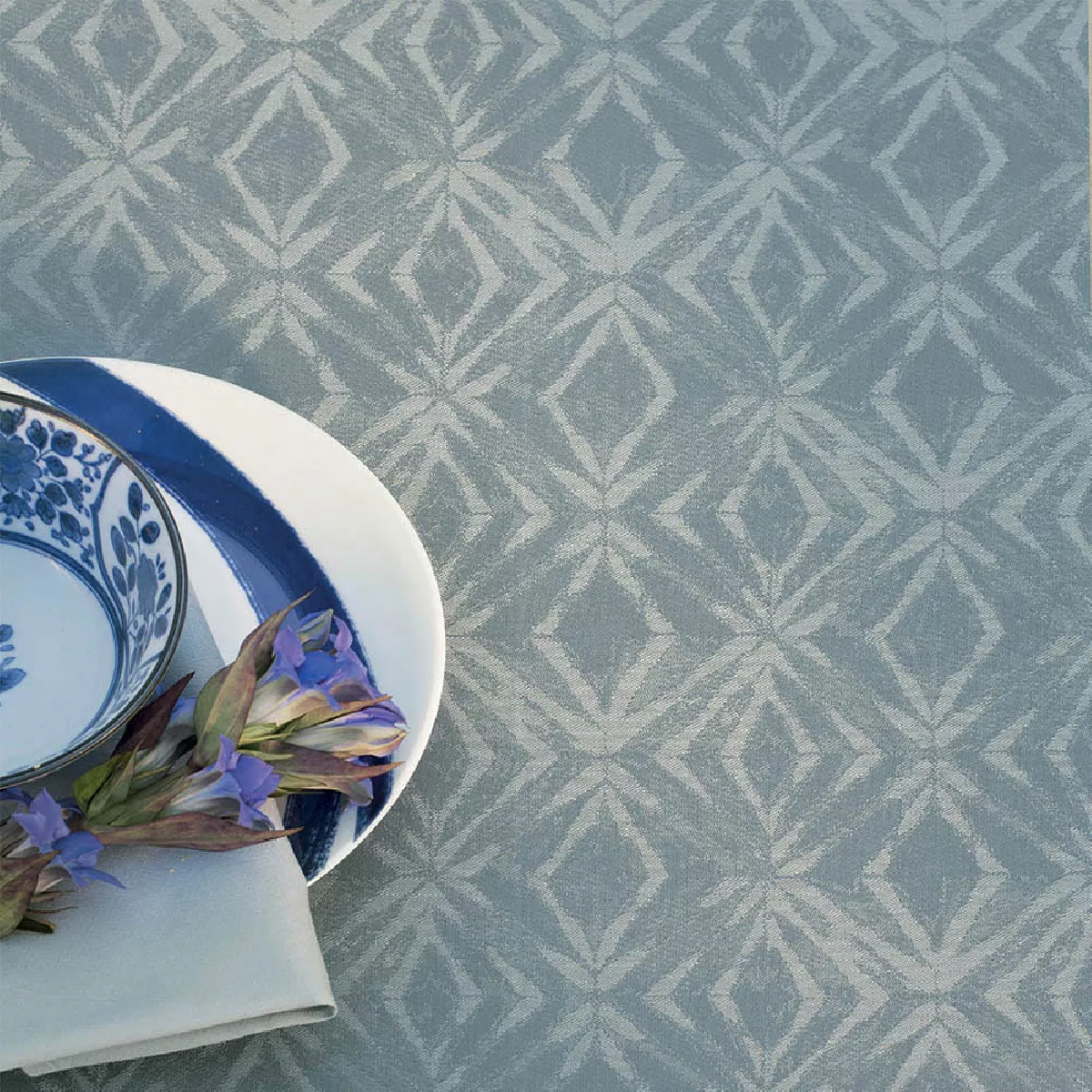 garnier thiebaut Nappe jacquard pur coton bleu zinc Mille ikats zinc