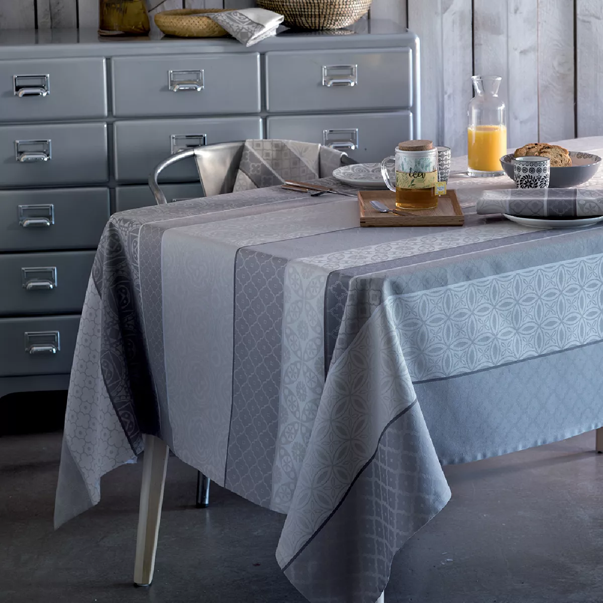 garnier thiebaut Nappe jacquard pur coton gris charbon Mille bastides charbon