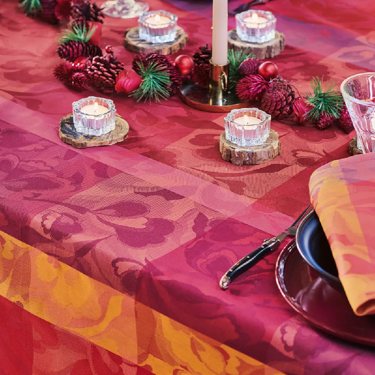 Garnier Thiebaut Nappe Jacquard Pur Coton Rouge Cranberry Mille Folk Cranberry