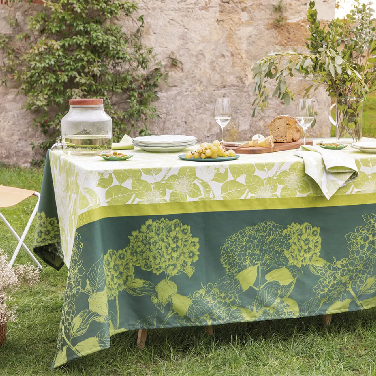 garnier thiebaut Nappe jacquard pur coton vert vert Mille hortensias vert