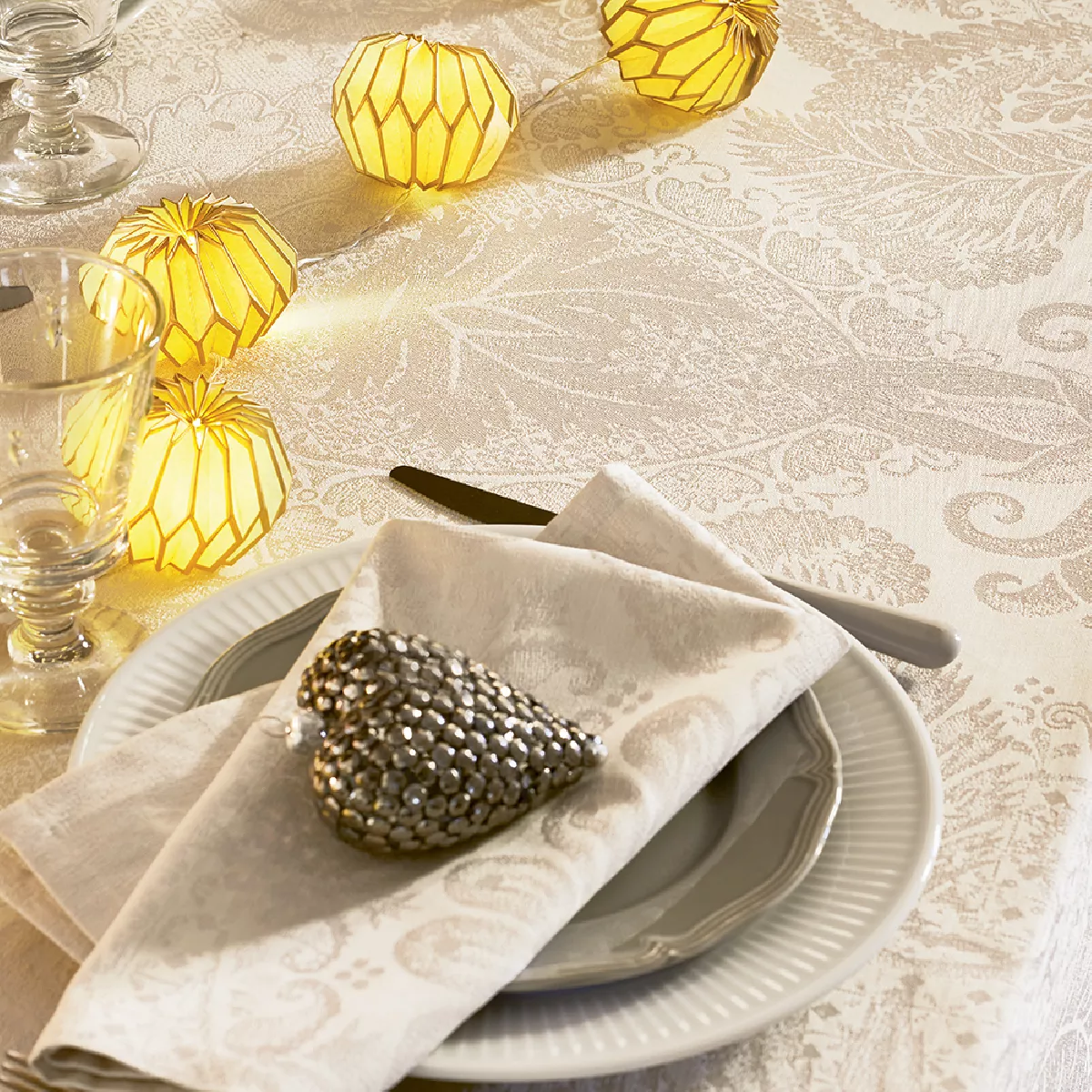 garnier thiebaut Nappe sur mesure pur coton coloris beige parchemin Mille isaphire parchemin