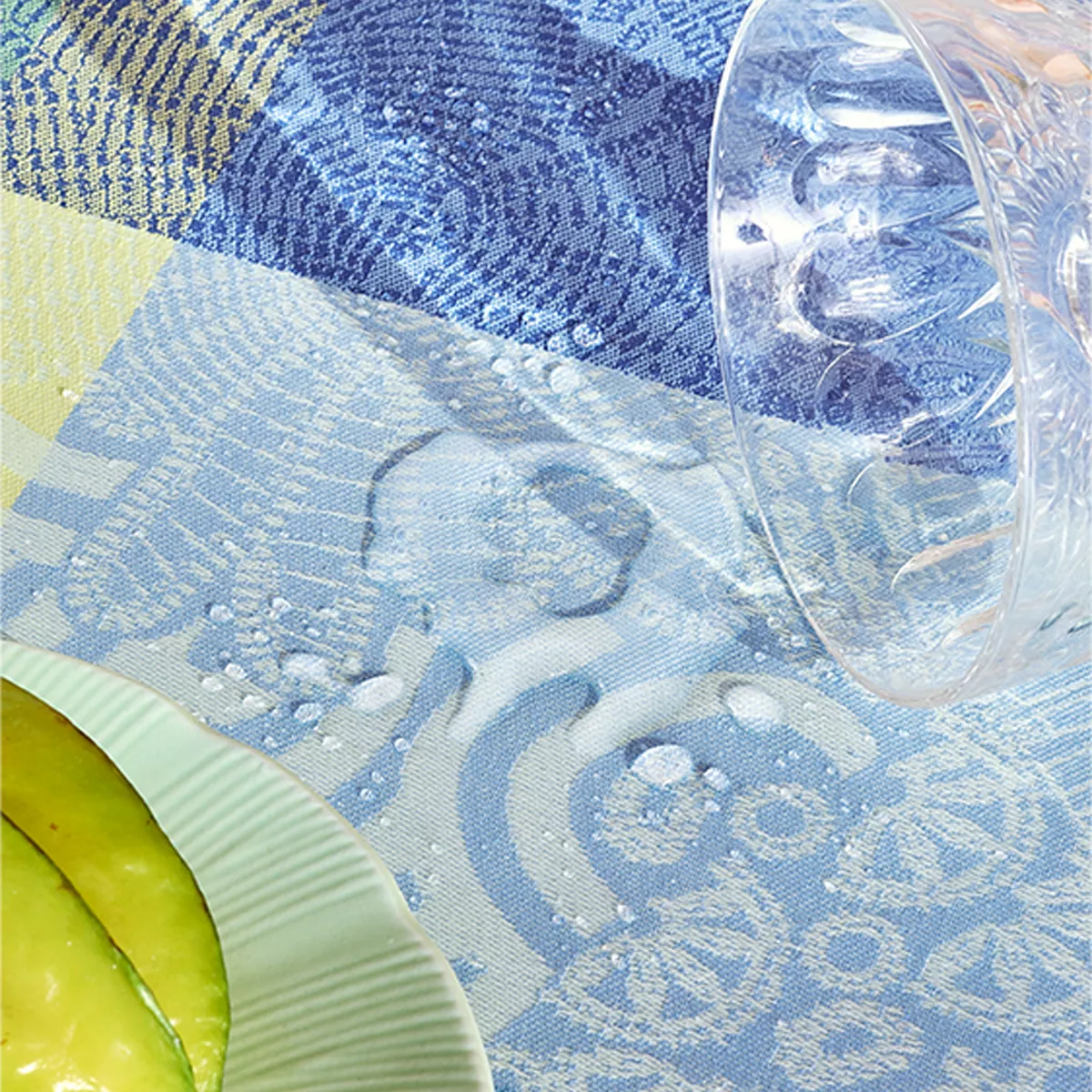 Garnier Thiebaut Nappe Sur Mesure Pur Coton Enduit Imperméable Coloris Bleu Atoll Mille Rainures Atoll