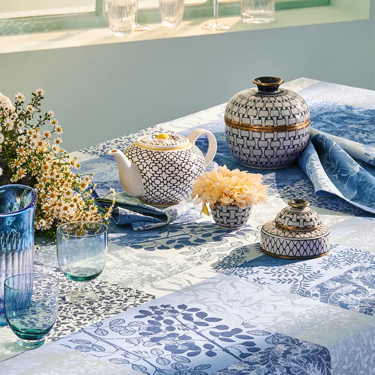 Garnier Thiebaut Nappe Sur Mesure Pur Coton Enduit Imperméable Coloris Bleu Bleu Mille Rameaux Bleu